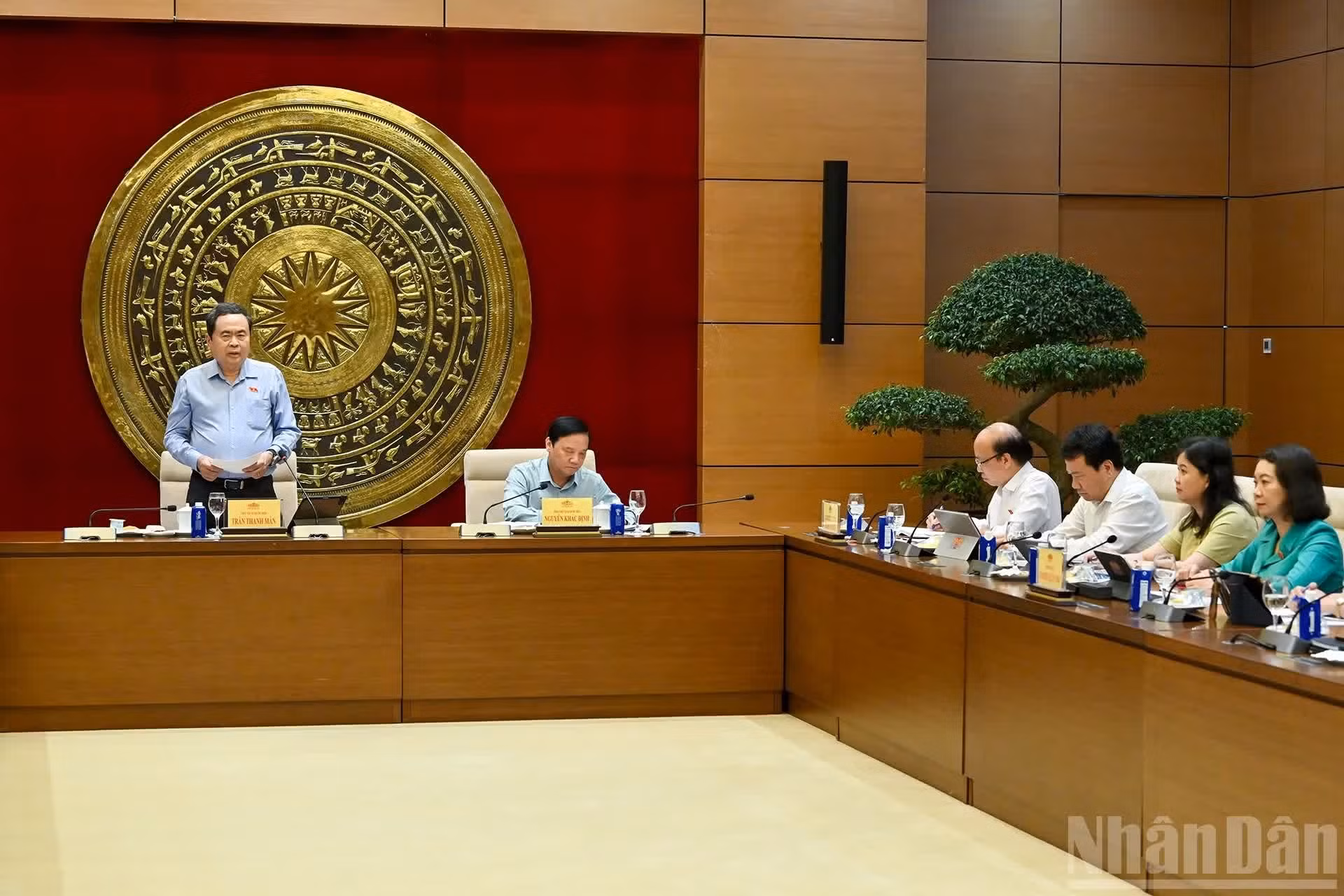 越南国会主席陈青敏在会议上发表指导性讲话。