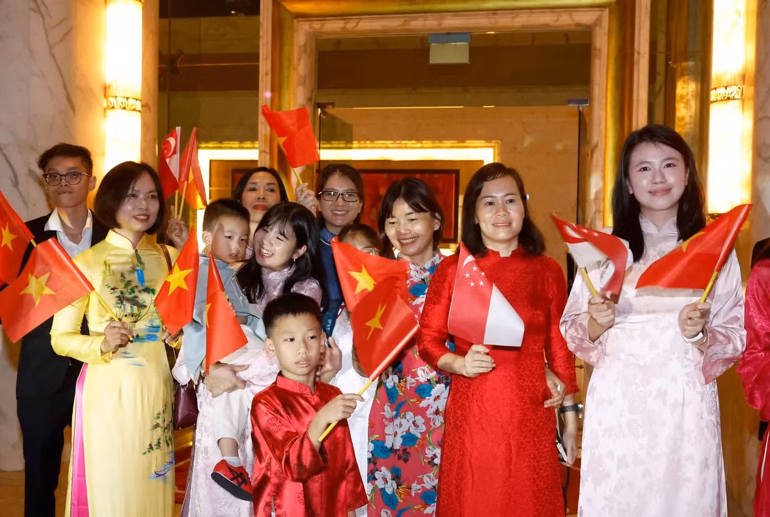 vna-potal-tong-bi-thu-chu-tich-nuoc-to-lam-va-phu-nhan-bat-dau-chuyen-tham-cap-nha-nuoc-toi-singapore-va-phat-bieu-dan-de-tai-doi-thoai-shangri-la-8791487.jpg