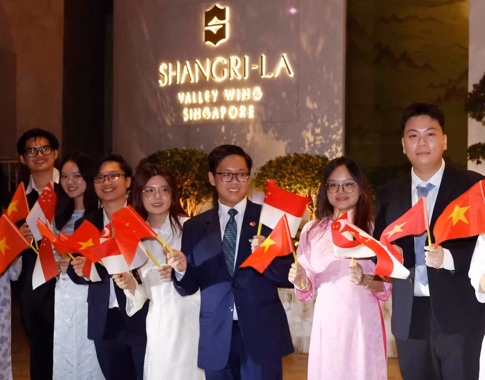 vna-potal-tong-bi-thu-chu-tich-nuoc-to-lam-va-phu-nhan-bat-dau-chuyen-tham-cap-nha-nuoc-toi-singapore-va-phat-bieu-dan-de-tai-doi-thoai-shangri-la-8791486-1.jpg