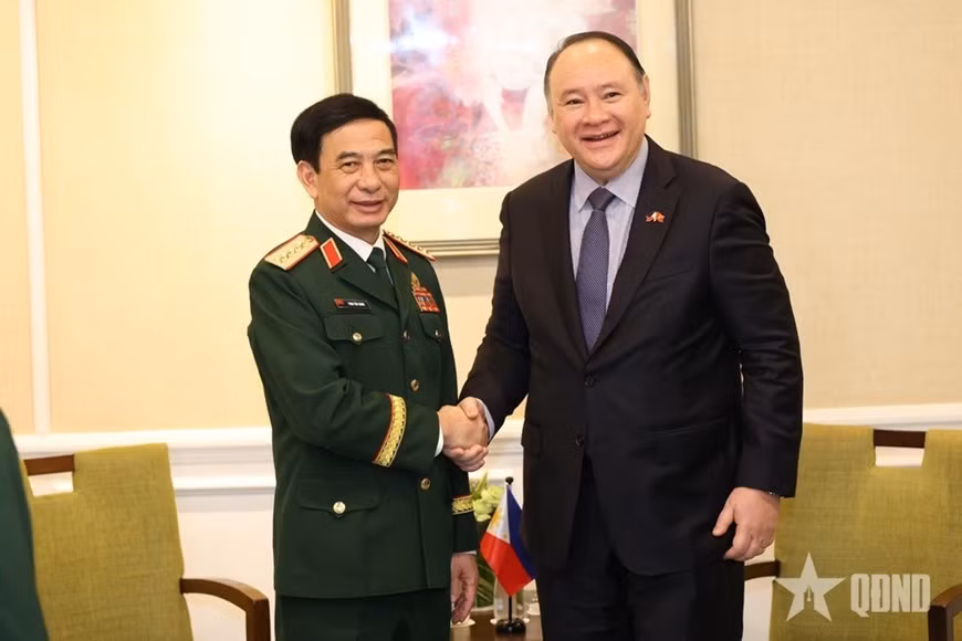 越南国防部长潘文江大将会见菲律宾国防部长为吉尔伯托·特奥多罗。