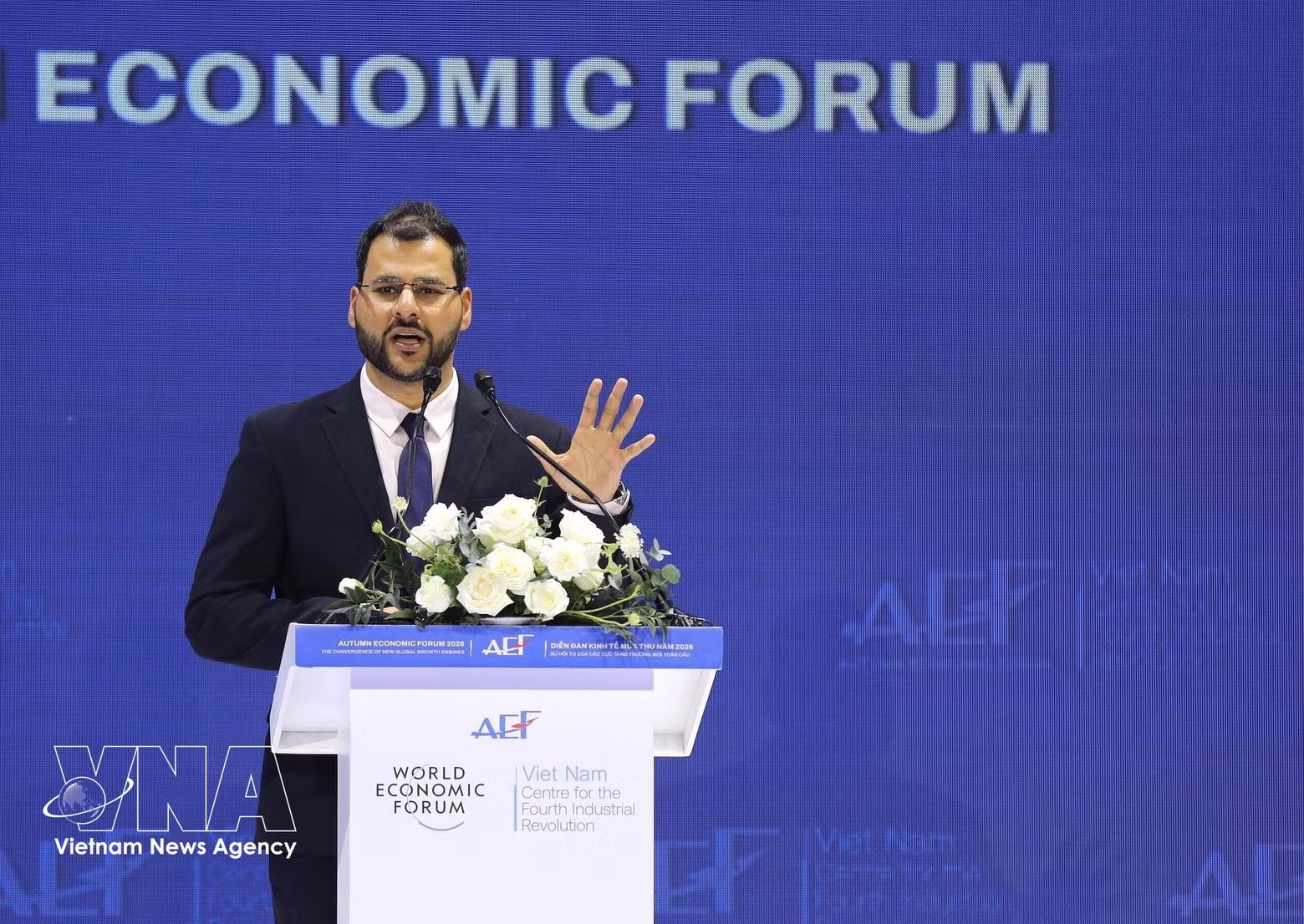 世界经济论坛（WEF）人工智能与前沿技术负责人德文德拉·贾因发表讲话。（图片来源：越通社）
