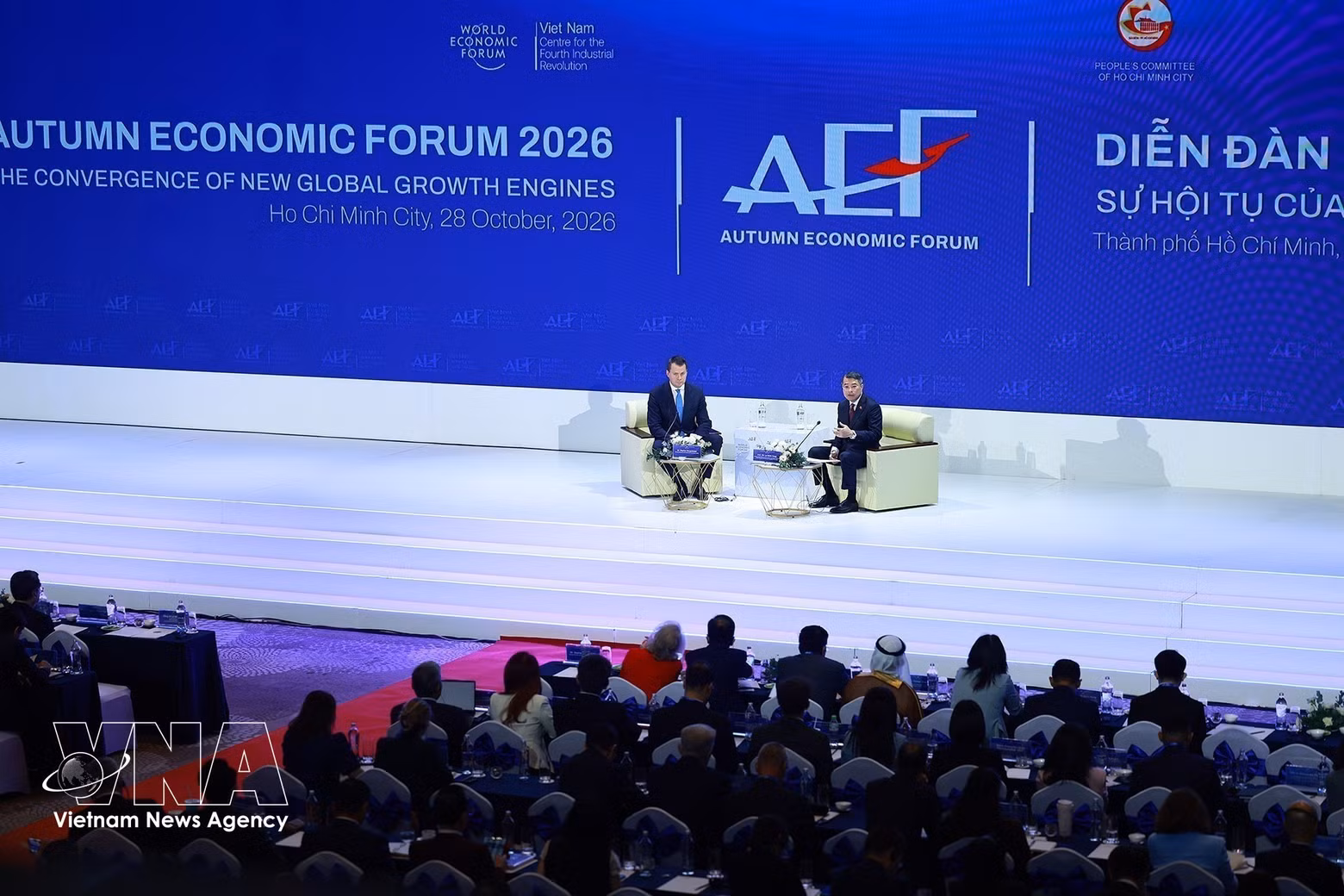 越南政府总理黎明兴与世界经济论坛（WEF）执行董事斯特凡·梅根塔勒围绕“在全球未来格局中定位越南”这一主题进行对话。（图片来源：越通社）