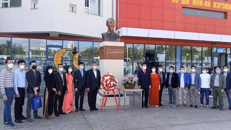 越南驻蒙古国大使馆代表团在胡志明塑像前敬献花圈。
