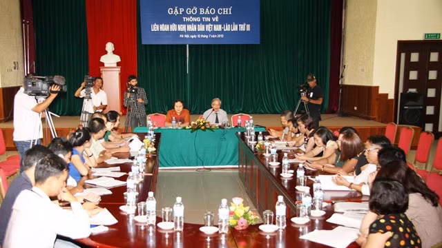 有关第三届越老人民友谊联欢会的记者吹风会。 (Photo: 图：越南友谊组织联合会网站)