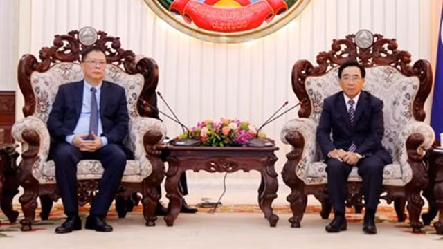 老挝总理潘坎·维帕万会见越南科技翰林院院长周文明。（图片来源：越通社）