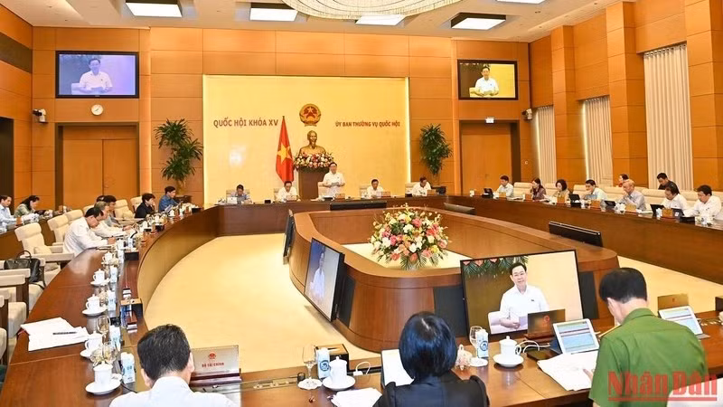 越南国会主席王廷惠致会议开幕词。