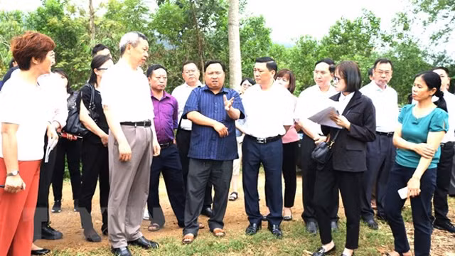 文山州委代表团参观河江省渭川县风光乡的出口甘蔗种植模式。（图片来源：越通社）