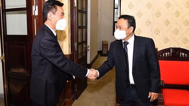《人民报》社副总编辑丁如欢会见朝鲜驻越南大使馆临时代办李浩俊。