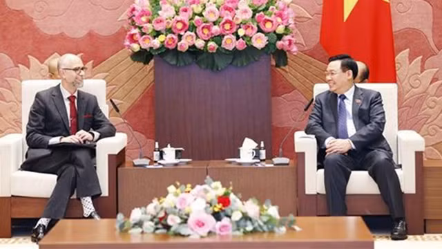越南国会主席王廷惠会见加拿大驻越南大使肖恩·佩里·施泰尔。（图片来源：越通社）