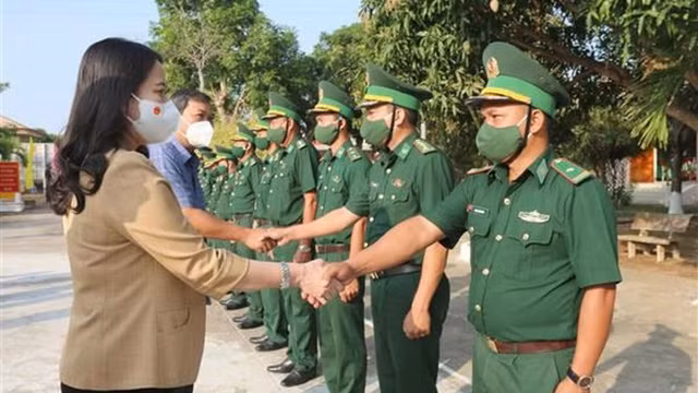 越南国家副主席武氏映春一行慰问了茶荣省梂昂县美隆边防哨所干部和战士。（图片来源：越通社）