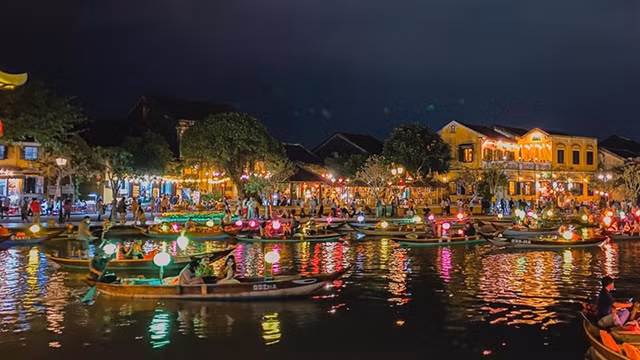 会安古街夜景。