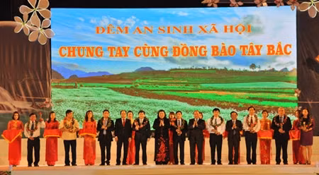 各位领导在仪式上表彰西北地区模范企业。（图片来源：宣光报网）