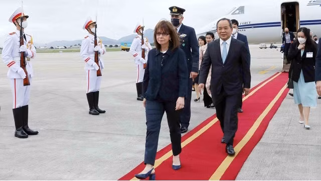 希腊总统卡特琳娜·萨克拉罗普卢的欢迎仪式于5月15日下午在河内市内排国际机场举行。