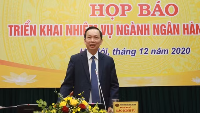 越南国家银行副行长陶明秀在新闻发布会上发言。