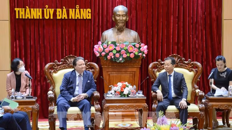 岘港市委书记阮文广会见美国新任驻越大使马克•纳珀。（图片来源：越通社）