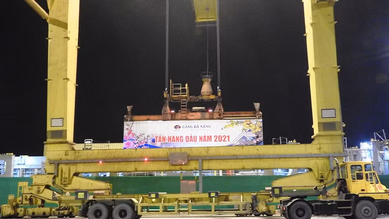 岘港港口迎接2021年新年首批货物进港。