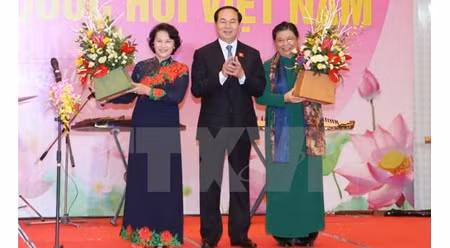 越南第十四届女性国会代表小组亮相仪式。（图片来源：越通社）