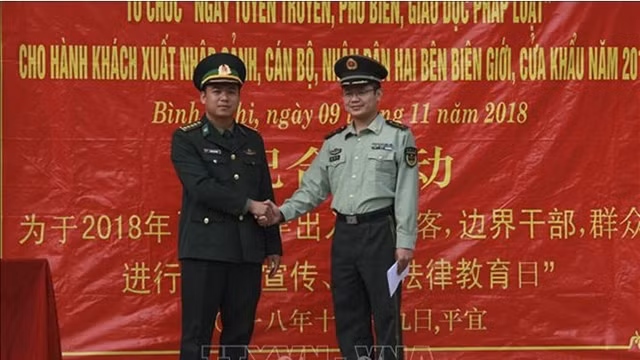 越中两国边防部队代表合影。（图片来源：越通社）