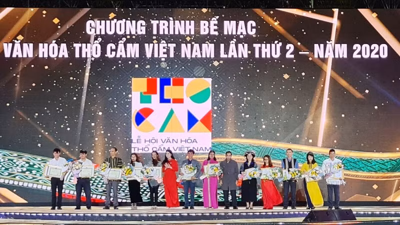 第二届越南土锦文化节闭幕。