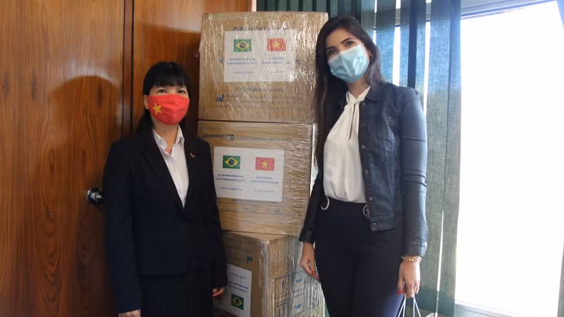 范氏金华大使向巴西众议院办公厅主任娜塔莉亚·莫拉特移交医用口罩。（图片来源：国际报）