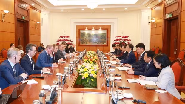 与英国《联合国气候变化框架公约》第二十六次缔约方大会特使约翰·默顿就有关COP26举行工作会议。（图片来源：越通社）
