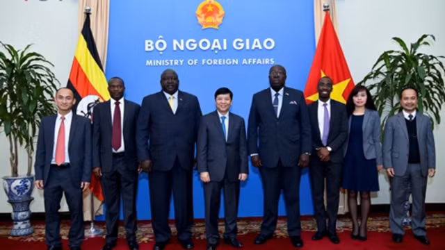 越南外交部副部长阮国强与乌干达外交国务部长奥凯洛一行合影。