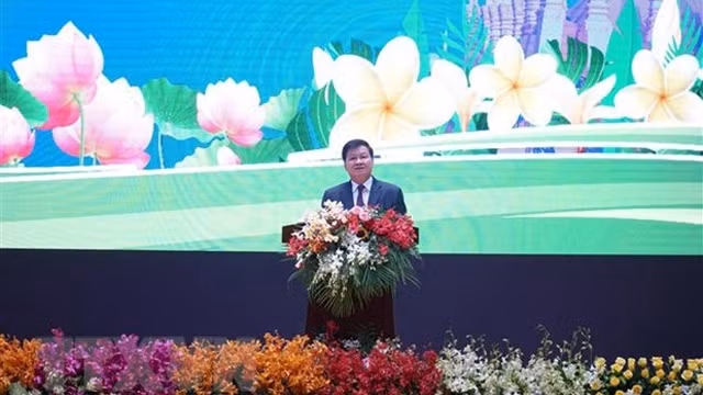 老挝人民革命党中央委员会总书记、国家主席通伦•西苏里在会上发表讲话。
