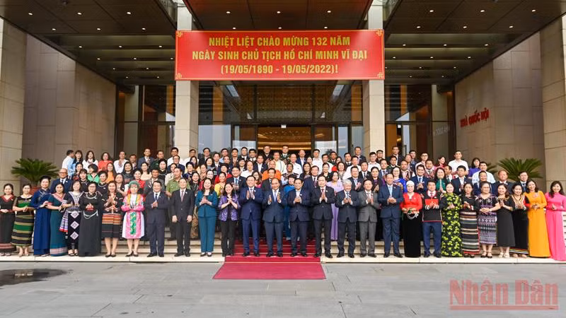 越南党和国家领导人同第十五届全国少数族代表合影。