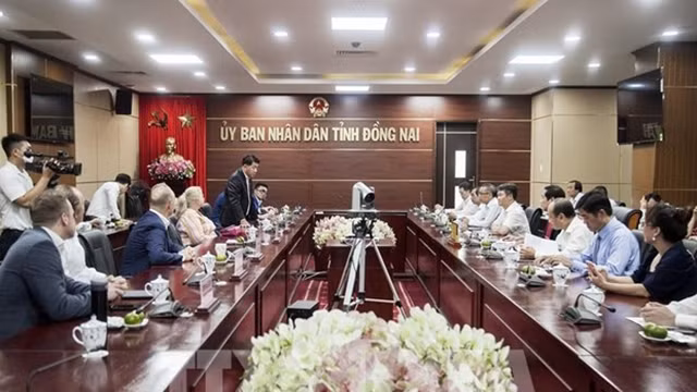 越南同奈省人民委员会领导会见德赫斯集团和雄仁集团领导。