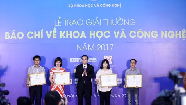 朱玉英部长给一等奖获奖者颁发奖项。