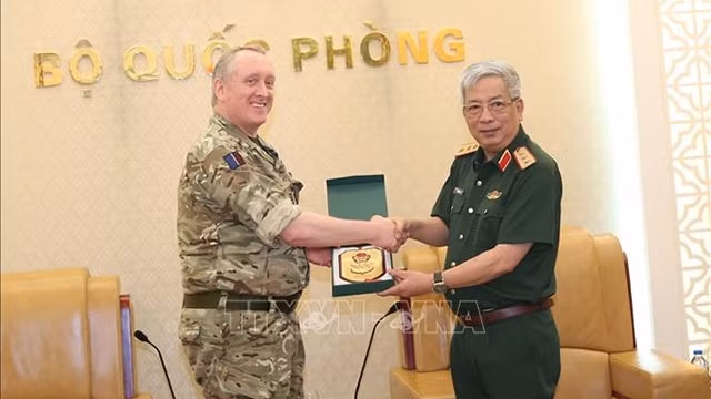 阮志咏上将会见英国驻越大使馆国防武官大卫•霍顿。 