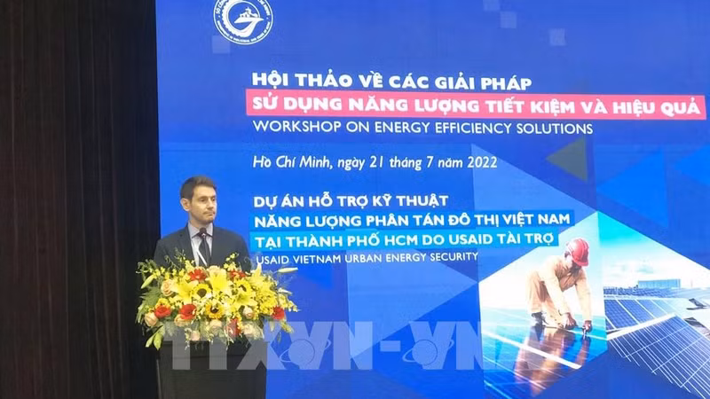 美国国际开发署代表詹姆斯·吉尔曼发表讲话。（图片来源：越通社）