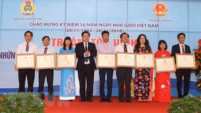 冯春讶部长向优秀教师颁发奖状。（图片来源：越通社）