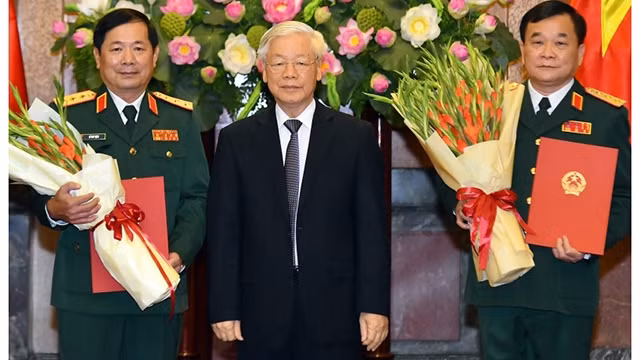 越共中央总书记、国家主席阮富仲向晋升上将军衔的两名军官颁发命令状。