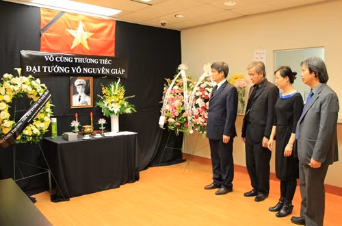 越南驻加拿大温哥华总领事馆10月12日开始举行武元甲大将吊唁仪式。 (Photo: 图片来源：越南快讯)