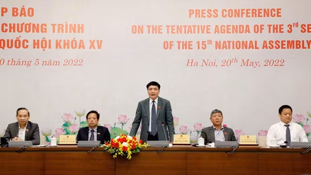 越南国会秘书长、国会办公厅主任裴文强主持召开新闻发布会。