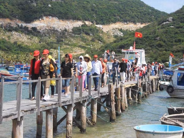 附图：春节期间前往宁顺省咏熙湾参观旅游的外国游客。（图片来源：宁顺省门户网站）