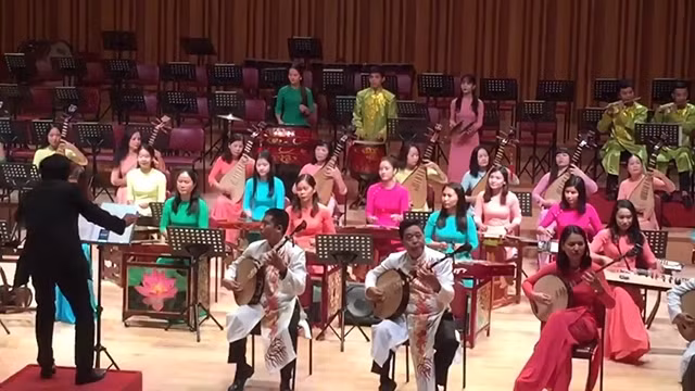 附图：民族乐器合奏节目。