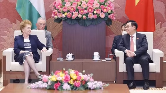 国会主席王廷惠会见匈牙利国会常务副主席玛特劳伊·玛尔道。