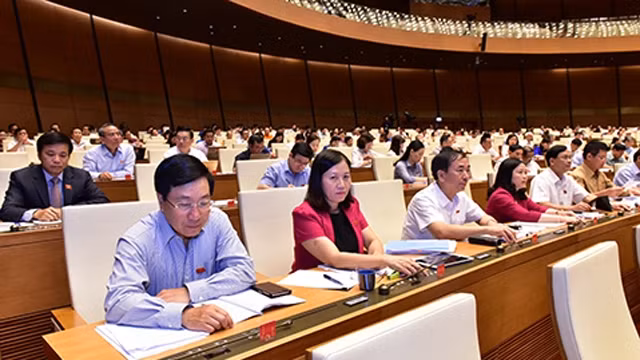 国会代表按表决器通过《竞争法》（修正案）。
