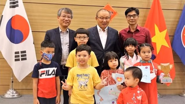 韩国教练朴恒绪参观越南驻韩国大使馆，并与大使馆干部和工作人员进行了交流。