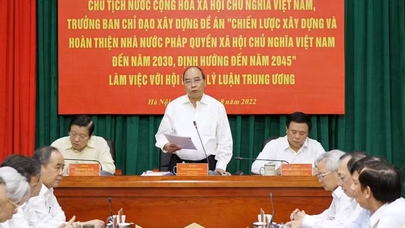 越南国家主席阮春福主持会议。