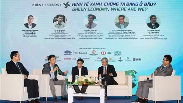 “后新冠肺炎疫情时代适应与发展”的绿色经济论坛场景。