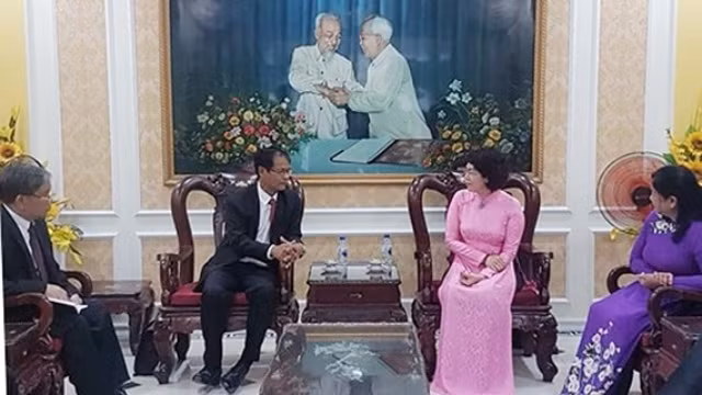 苏氏碧珠女士会见占巴塞省老挝建国阵线委员会代表团。（图片来源：西贡解放报）