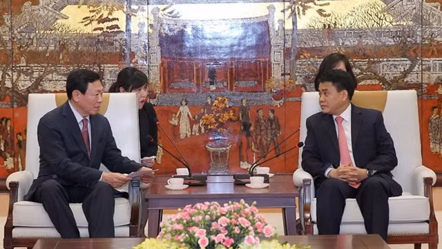 河内市人民委员会主席阮德钟会见韩国乐天集团董事长辛东彬。（图片来源：越通社）