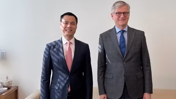 越南驻联合国代表团团长邓黄江大使（左）与联合国副秘书长皮埃尔·拉克鲁瓦。（图源：越通社）
