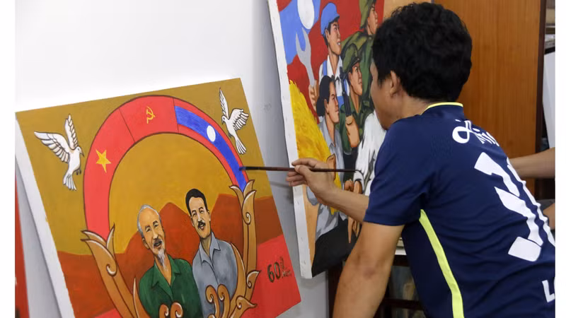 画家Phonethip Danxenxulith的海报作品。（图片来源：越通社）
