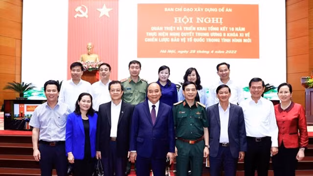 国家主席阮春福同与会代表合影。（图片来源：越通社）