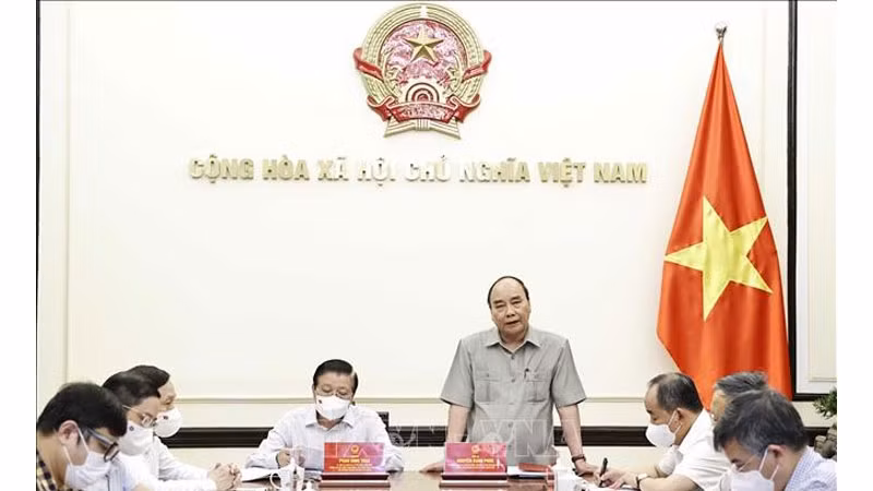 阮春福主席主持召开会议。