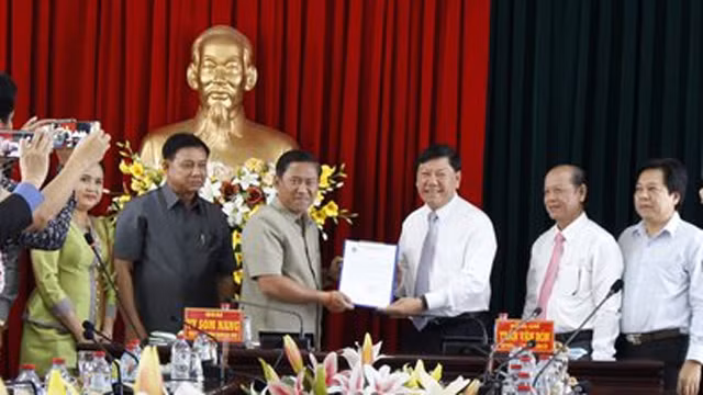 柬埔寨磅士卑省领导代表团走访慰问越南永隆省党委、政府和人民。（图片来源：永隆报网）